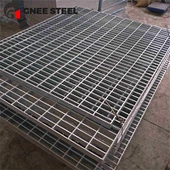 金属格子の階段